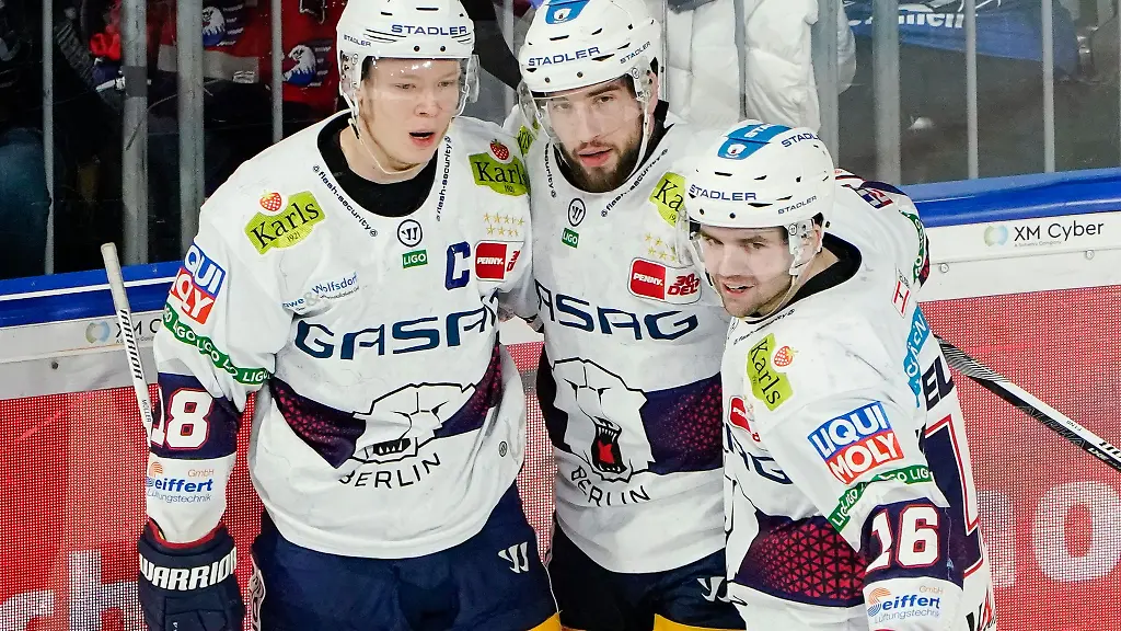 Berlins-Tobias-Eder-M-erzielte-den-spielentscheidenden-Treffer-beim-3-1-gegen-die-Mannheimer