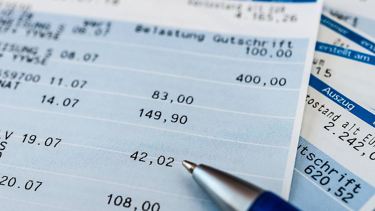 Die Zeiten, in denen fast alle Banken mit kostenlosen Angeboten lockten, sind vorbei. 