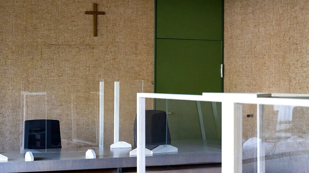 Ein-Kreuz-haengt-im-Landgericht-in-einem-Sitzungssaal