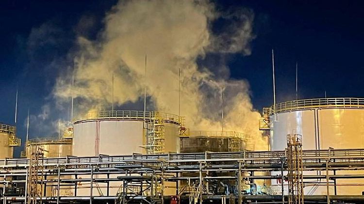 Bild von Anfang Mai, das einen Brand in einem Öllager in der russischen Region Krasnodar zeigt.