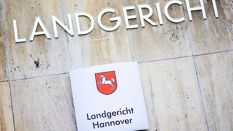 Das Verfahren vor dem Landgericht Hannover fand unter Ausschluss der Öffentlichkeit statt, da die beiden Angeklagten noch minderjährig sind.
