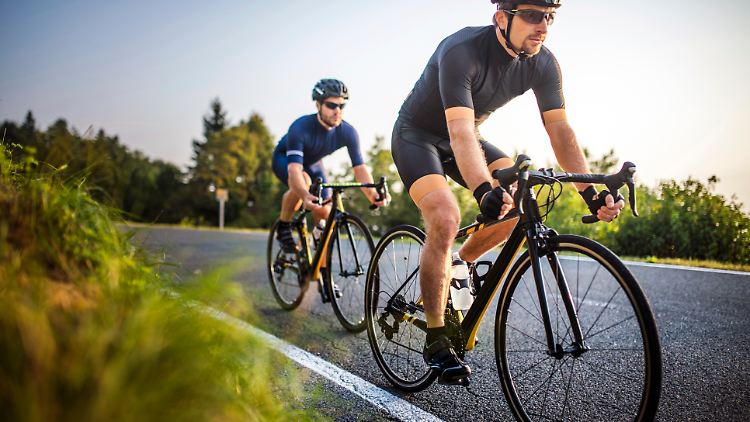 Als Einsteiger muss es nicht das teuerste Rennrad sein. Günstige Modelle gibt es schon unter 1.000 Euro.