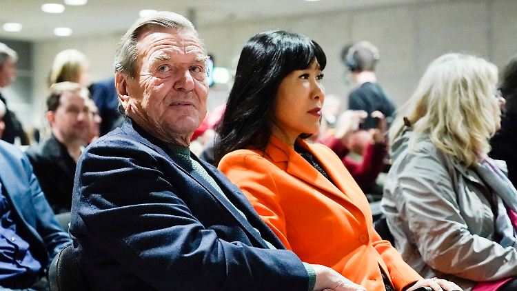 Wollte die Aberkennung des Büros nicht auf sich sitzen lassen: Altkanzler Schröder mit Ehefrau Ende April.