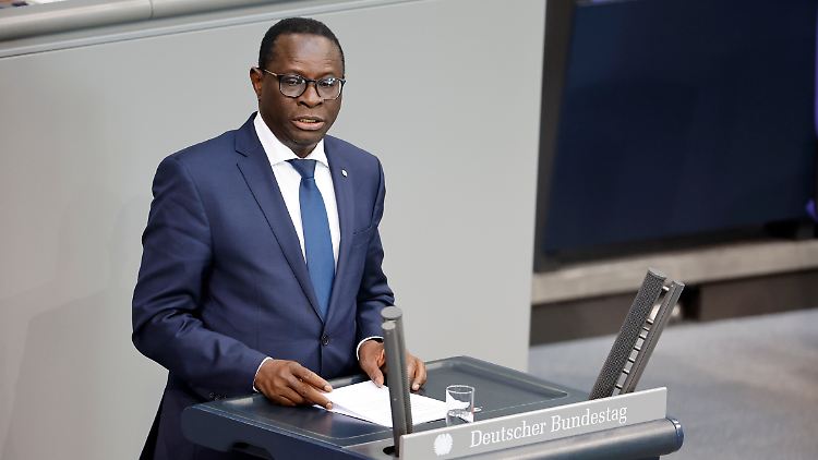 SPD-Bundestagsabgeordneter Diaby hält den Angriff auf sein Büro in Halle für rassistisch motiviert. 
