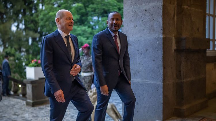Bundeskanzler Olaf Scholz wird von Abiy Ahmed, Ministerpräsident von Äthiopien, im Amtssitz begrüßt. 