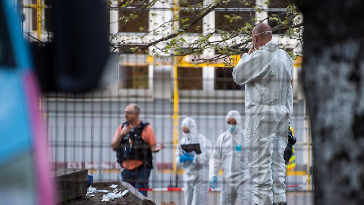 Einen Tag nach dem Messerangriff an einer Berliner Schule gibt es laut Polizei keine Erkenntnisse zum Motiv des Täters. 