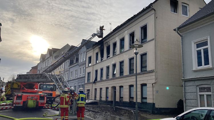 Bei dem Brand in Flensburg kamen zwei Menschen ums Leben, neun weitere wurden verletzt. 