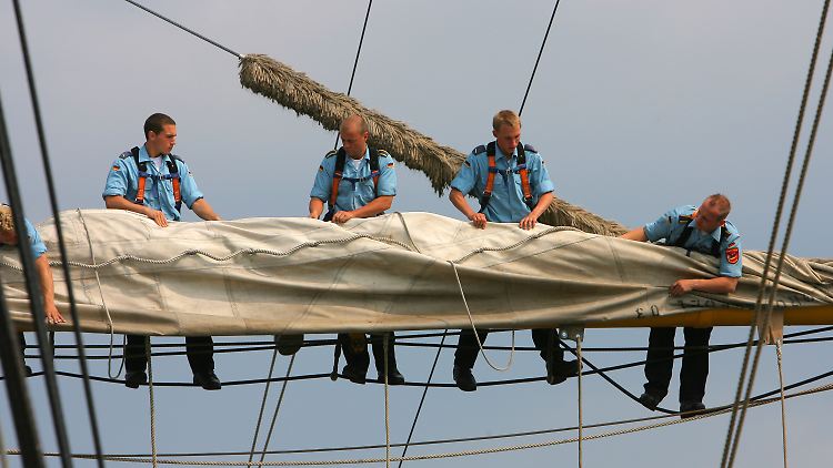 Besatzungsmitglieder der "Gorch Fock" in der Takelage.
