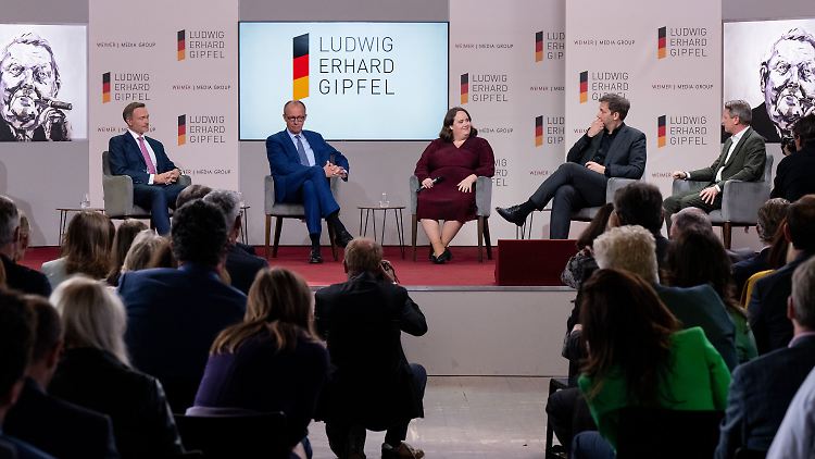 Lindner, Merz, Lang und Klingbeil auf einer Bühne - zu besichtigen auf dem Ludwig-Erhard-Gipfel am Tegernsee.