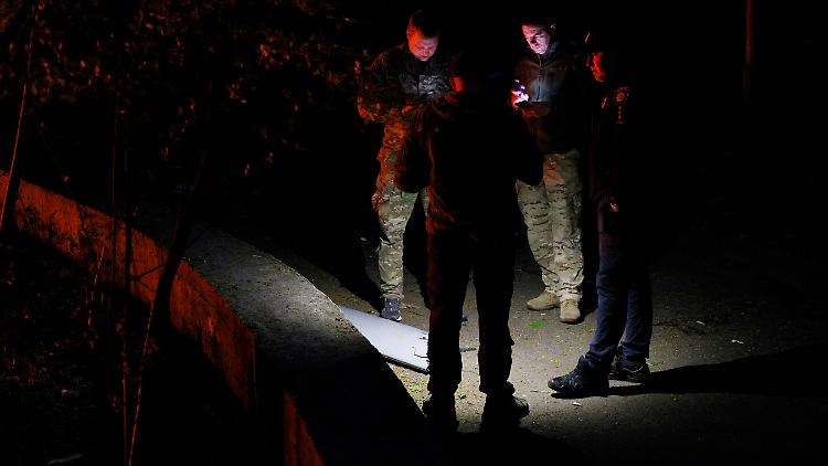 Ukrainische Soldaten inspizieren ein Teil einer abgeschossenen russischen Militärdrohne in der Innenstadt von Kiew.