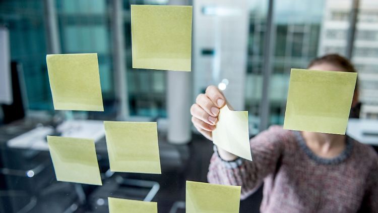 Nicht verzetteln: Wer zur Präkrastination neigt, sollte sich nicht blindlings in die Arbeit stürzen, sondern Aufgaben zunächst nach Wichtigkeit sortieren.