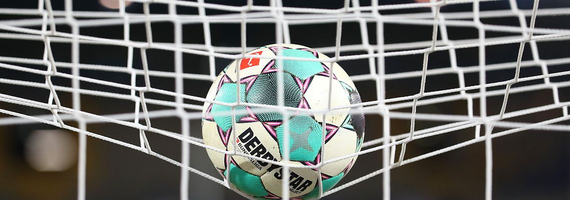 Ein Fußball liegt vor der Partie im Netz.