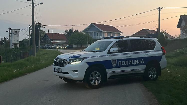 Die Polizei hat nach dem Angriff eine Straße bei Belgrad abgesperrt.