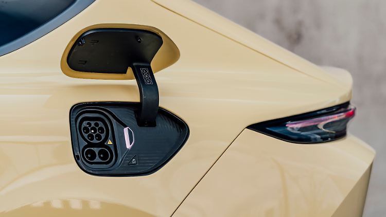 Der CCS-Anschluss für schnelles Gleichstromladen ist selbstverständlich vorhanden. Allerdings sind 140 Kilowatt Ladeleistung in dieser Preisliga viel zu wenig. Daran ändern auch zwei oder drei Batteriewechselstationen in Deutschland nichts.