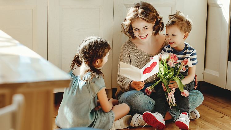 Blumen und Pralinen sind die Geschenkklassiker zum Muttertag – aber es geht auch kreativer.