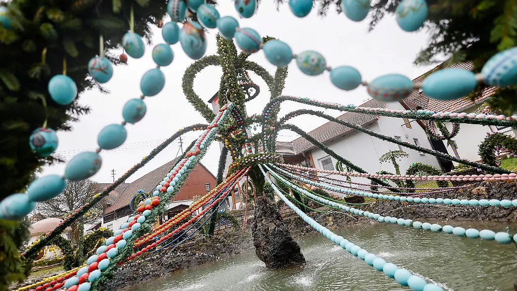 Die-Osterbrunnen-sind-wieder-frisch-verziert