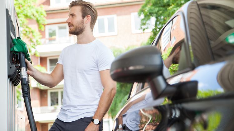 Weiter zapfen, anstelle zu laden: Mit E-Fuels, so meinen die Befürworter, können auch in weiterer Zukunft noch Autos mit Verbrenner umweltfreundlicher betrieben werden.