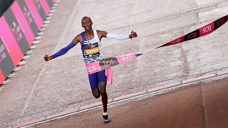 Kelvin Kiptum stürmt zur zweitschnellsten Marathon-Zeit der Geschichte. 