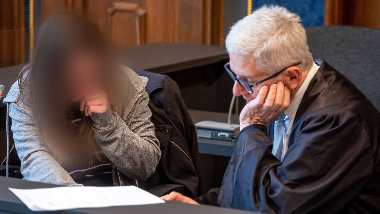 Eine Obduktion ergab, dass das Kind lebensfähig geboren wurde und infolge des Sturzes an schweren Kopfverletzungen starb.