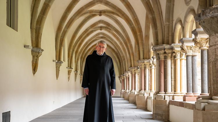 Mönch Eucharius Wingenfeld im Kreuzgang der Benediktinerabtei St. Matthias.