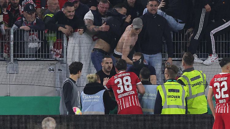 Der versuchte Platzsturm kostet die Beteiligten den Zugang zum Stadion.