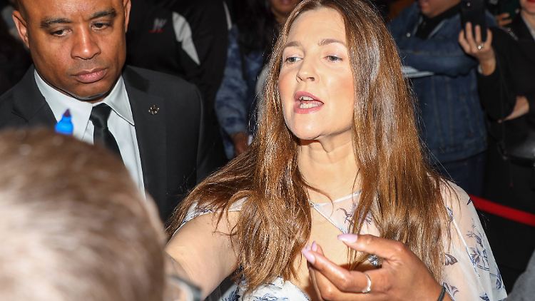 "Alles, was wir an Film und Fernsehen feiern und ehren, ist aus ihrer Schöpfung hervorgegangen", sagte Barrymore zur Begründung ihres Schritts..
