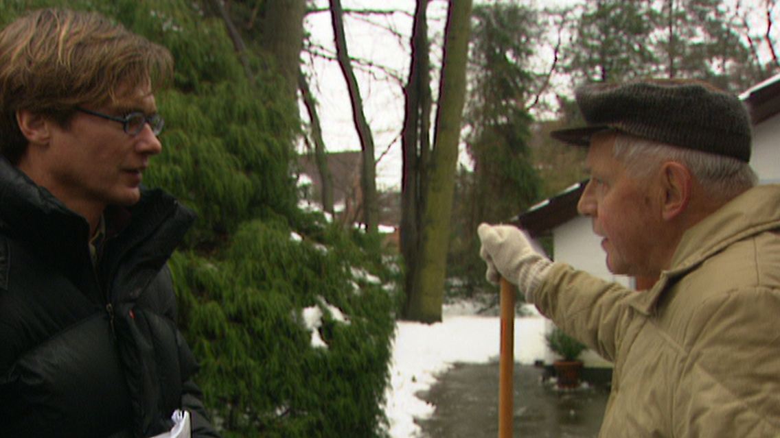 Als Udo Gümpel (l.) und René Althammer 2002 Gerhard Sommer mit seiner Vergangenheit konfrontierten, reagierte der unwirsch: "Da sollen die ermitteln, da kann ich nichts gegen machen, aber ich hab' keine Lust, mich jetzt noch dazu zu äußern, für mich ist diese Zeit erledigt, ich habe keinen Grund, mir Vorwürfe zu machen, ich hab ein absolut reines Gewissen, ich möchte Sie bitten, das Grundstück zu verlassen!"