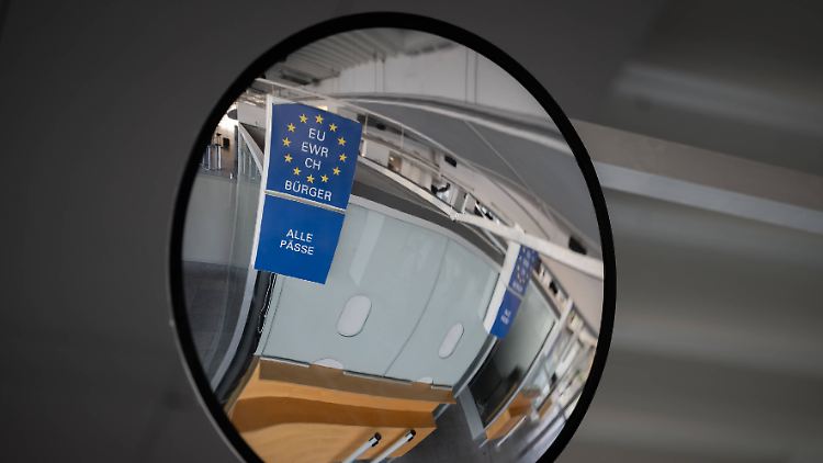 Die EU arbeitet an Verfahren, Asylverfahren an ihre Außengrenze zu verlegen, erklärt Bundesinnenministerin Faeser.