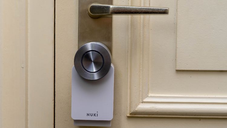 Das Nuki Smart Lock 3.0 Pro in Weiß.