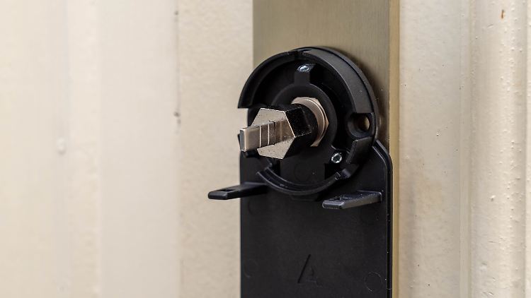 Beim Universal-Zylinder dreht das Smart Lock einen hervorstehenden Stahl-Stift. In anderen Zylindern muss ein Schlüssel stecken.