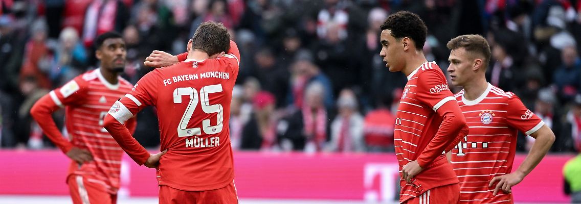 Ryan Gravenberch (l-r), Thomas Müller, Jamal Musiala und Joshua Kimmich von München stehen nach dem Spiel auf dem Platz.