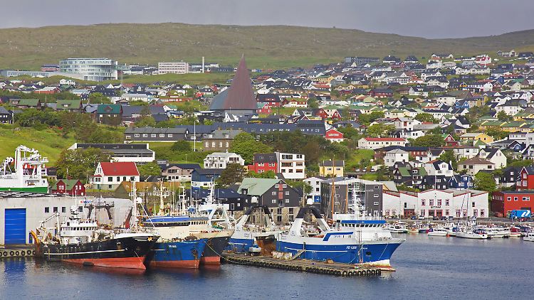 Auf den Färöern, hier der Hafen der Inselhauptstadt Torshavn, dürfen nach wie vor auch russische Trawler anlaufen.