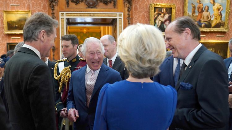 Offenbar ist Ursula von der Leyen ein guter Witz gelungen: Charles wohlgelaunt beim Empfang im Buckingham Palast.