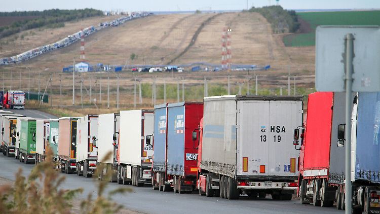 Viele Waren aus der EU kommen trotz Verbots über die Grenze nach Russland, etwa wie hier über Kasachstan.