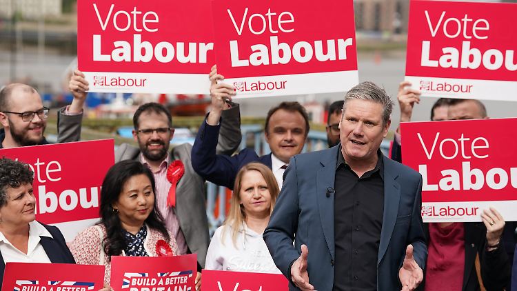Viele Briten kamen der Aufforderung "Vote Labour" (Wählt die Labour-Partei) nach. Partei-Chef Starmer freut es. 