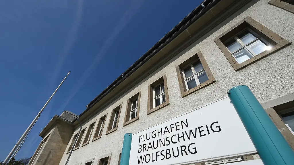 Ein-Hinweisschild-auf-den-Flughafen-Braunschweig-Wolfsburg