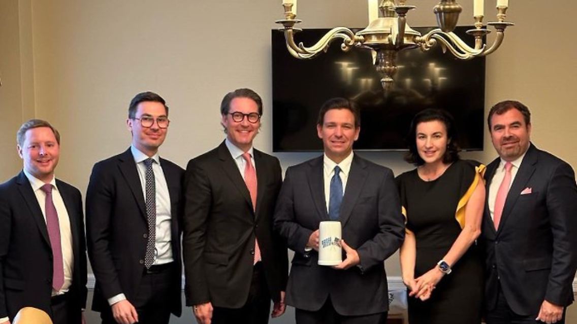Dieses Foto mit Ron DeSantis (4. v.l.) sorgte für massive Kritik an der CSU und der Union. Dorothee Bär sieht kein Problem dabei (2. v.r.).