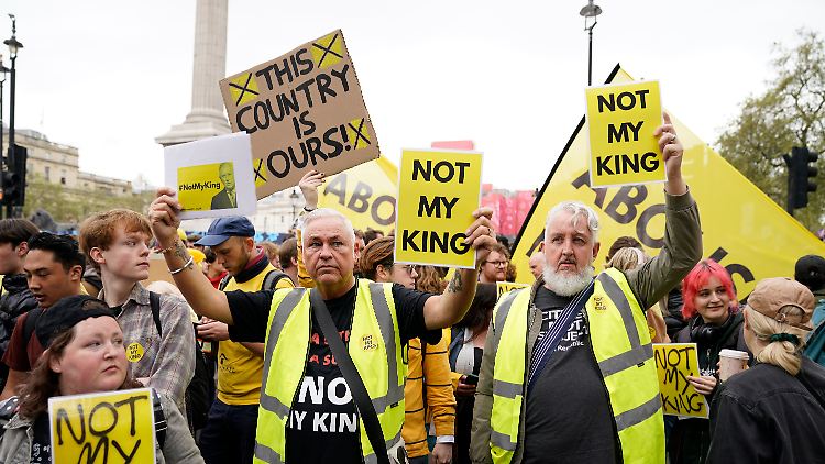 Sie fordern das Ende der Monarchie: republikanische Demonstranten am Trafalgar Square.