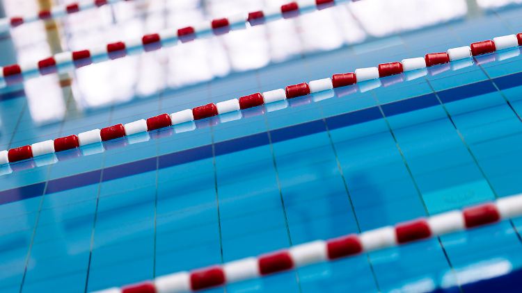 Der Fünfjährige konnte zwar aus dem Schwimmbecken gerettet werden, erlag aber eine gute Woche später seinen Verletzungen. 