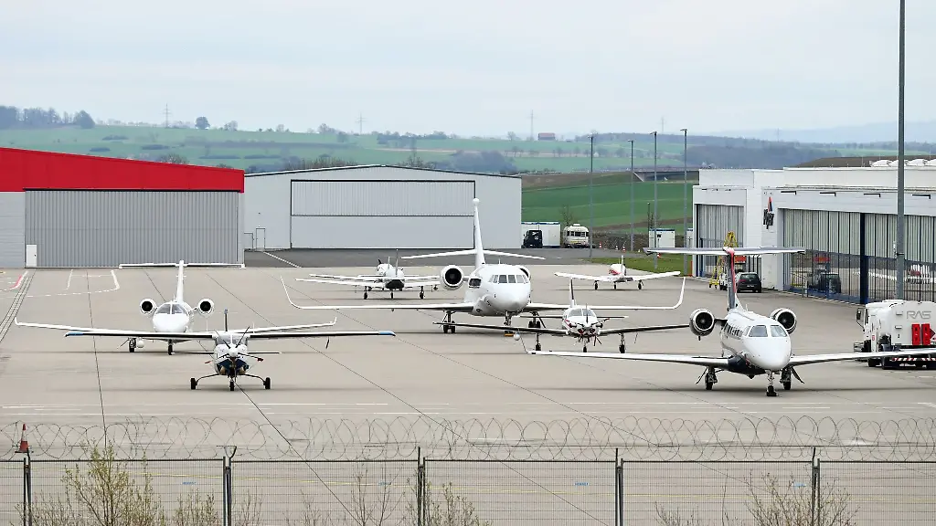 Geschaeftsflieger-stehen-auf-den-Regionalflughafen-Kassel