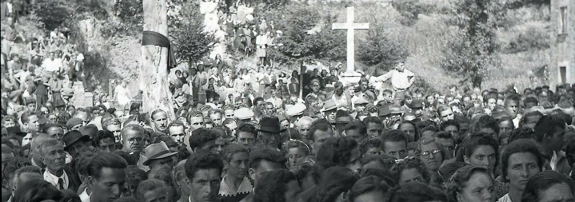 csm_05._Coll._Tabarrani__Sant_Anna__agosto_1945__folla_sul_sagrato_e786a579ab.jpg