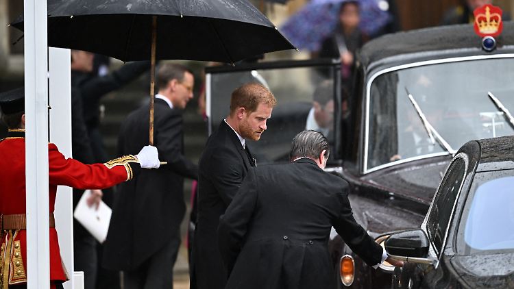 Nach der Krönung in der Westminster Abbey ging es für Harry direkt zum Flughafen.