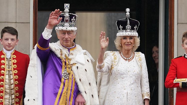 König Charles III. und Camilla auf dem Balkon des Buckingham Palace.