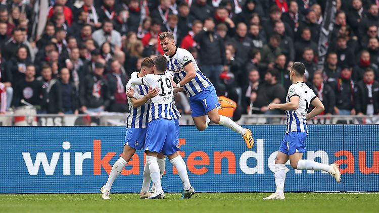 Florian Niederlechner ist obenauf, Hertha BSC ist zumindest zurück im Kampf um den Klassenerhalt.