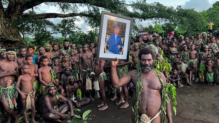 Anlässlich der Feier erhielten die Einwohner von Tanna ein Porträt von Charles III.