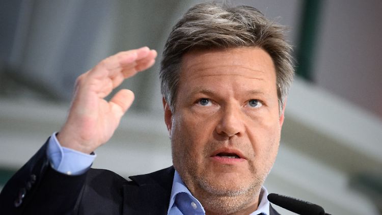 Wenn sich Politik nur nach Umfragen richten würde, dann würde nie eine schwierige Entscheidung getroffen, sagt Wirtschaftsminister Habeck.