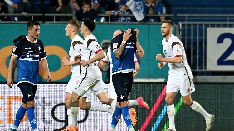 Der FC St. Pauli jubelt, Darmstadt 98 muss vorerst weiter auf den Aufstieg warten.