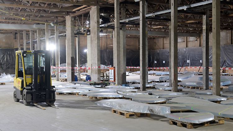 Was vom AquaDom übriggeblieben ist: eine Lagerhalle voller Bruchstücke.