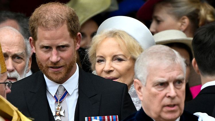 Es war nur eine Stippvisite: Harry bei der Krönung seines Vaters.
