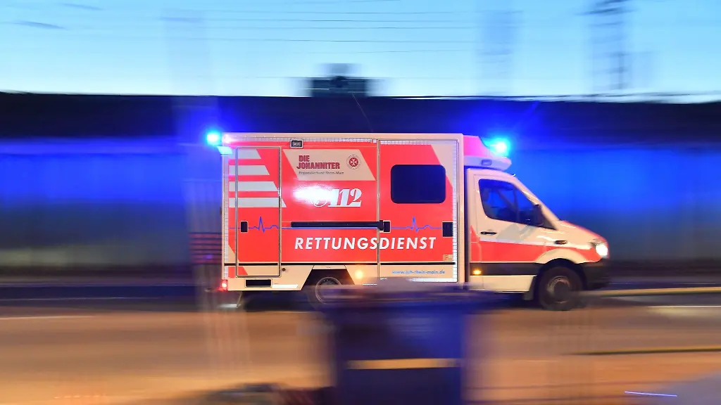 Ein-Rettungswagen-ist-mit-Blaulicht-im-Einsatz